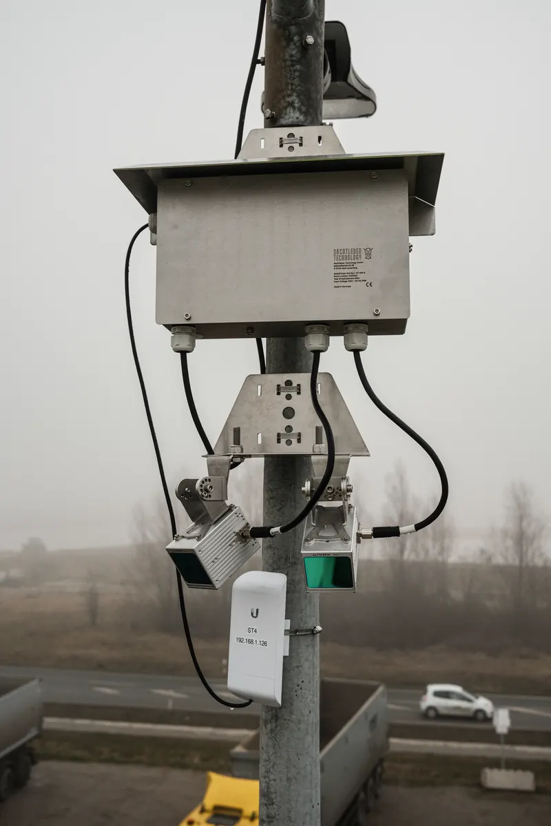 OWL EYE® Long-Range platform with two Livox Avia LiDAR sensors, stainless steel weather housing and Ubiquiti wireless bridge